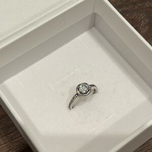 BRAND NEW 💍 halo ring